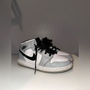 used jordan 1 mid light smoke grey